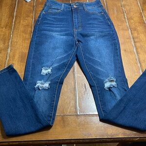 Fashion Nova Stretch NWT’s Jeans Size Small 7/8- Distressed